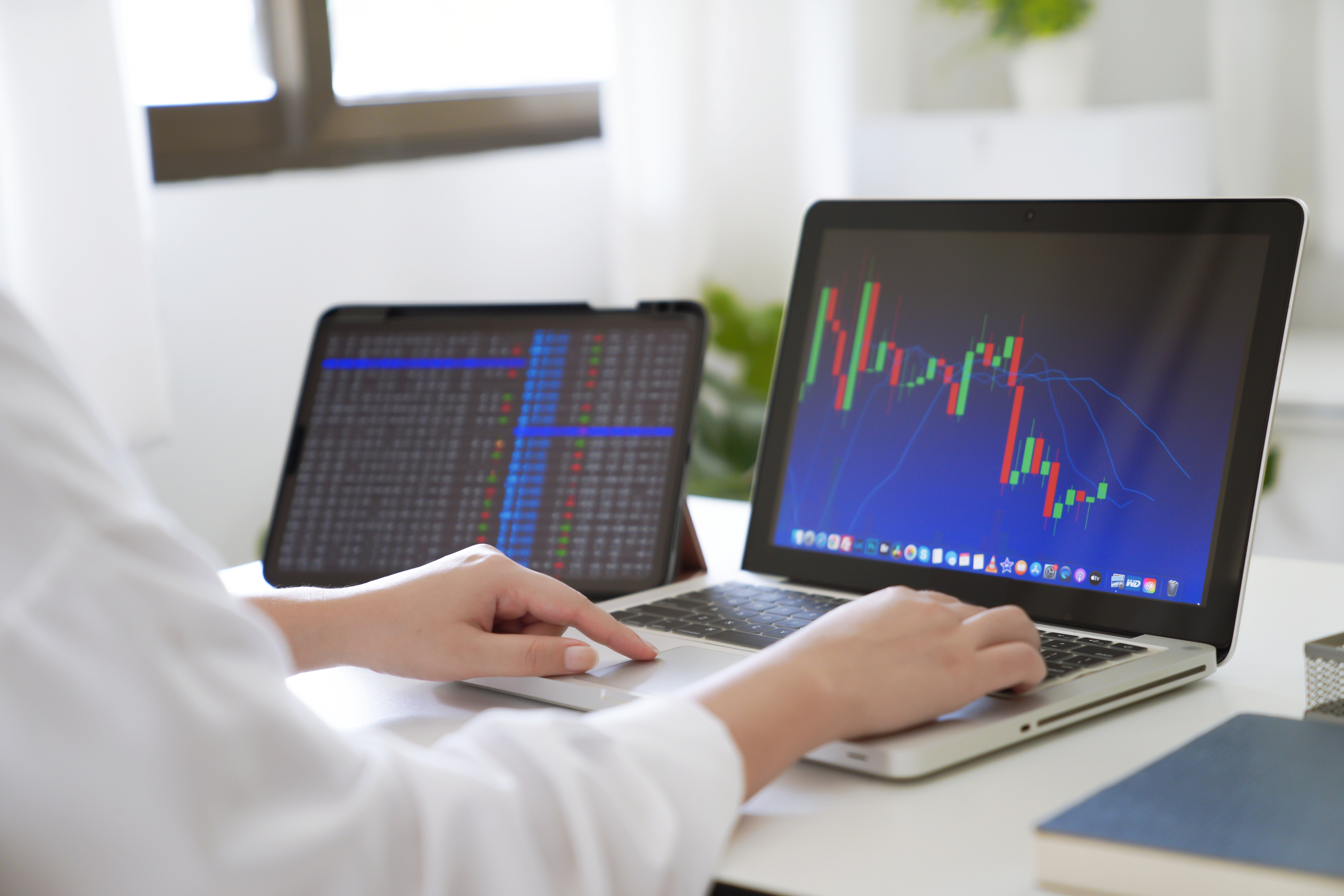 Investor trading crypto currencies online work at home. chart suitable for Stock market forex